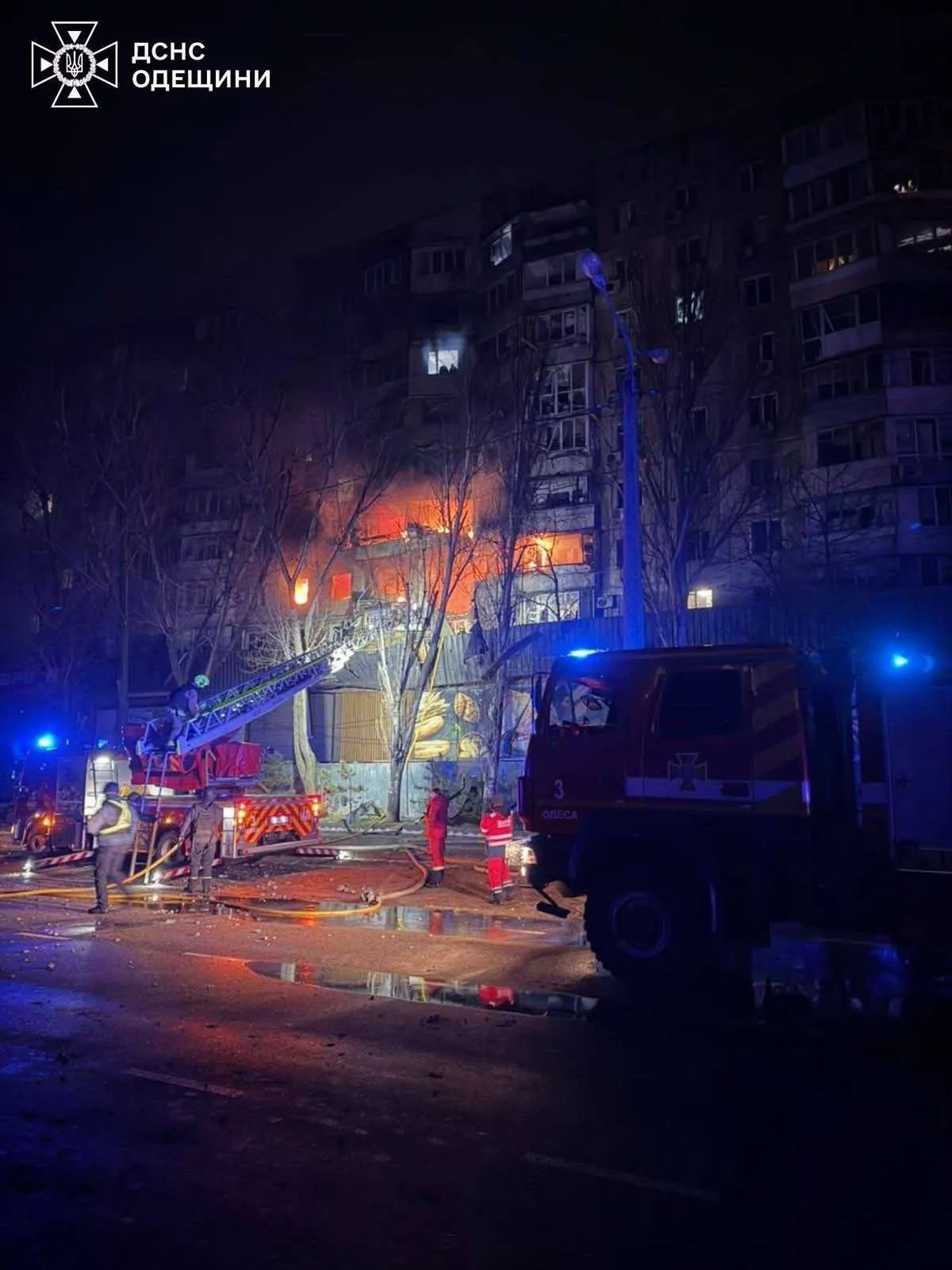 Масована атака дронів по Одесі: понад 20 постраждалих, під завалами шукають людей