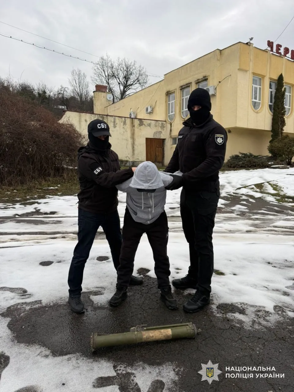 На Закарпатті поліція ліквідувала три канали збуту бойової зброї та затримала торговців