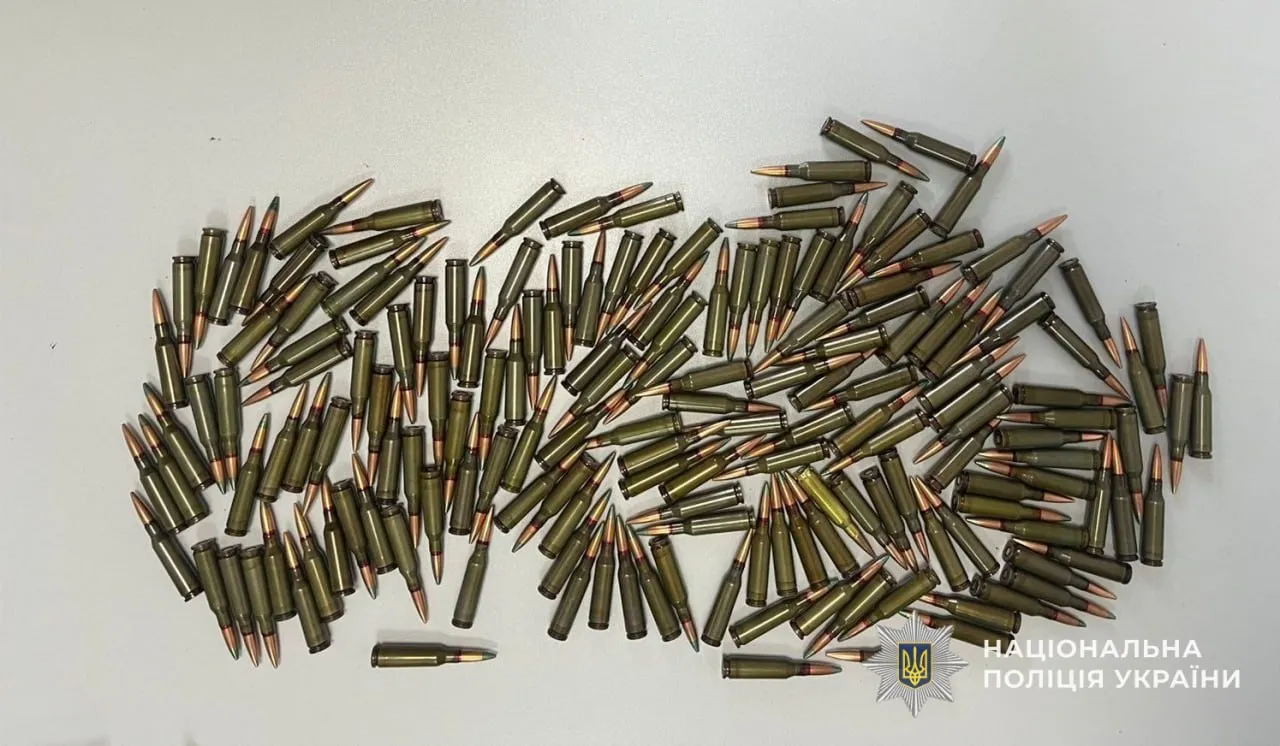 На Закарпатті поліція ліквідувала три канали збуту бойової зброї та затримала торговців