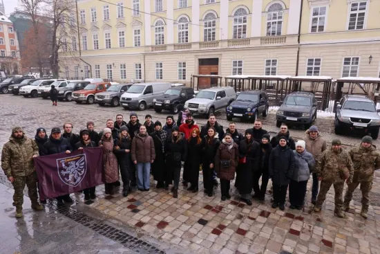 Львівський хор «Гомін» передав ЗСУ 25 автомобілів, придбаних за кошти з концертів