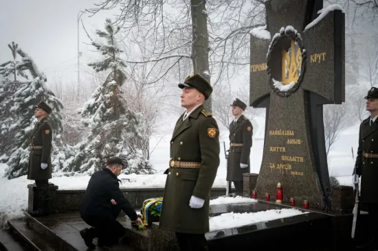 Зеленський вшанував на Аскольдовій могилі пам’ять Героїв Крут і полеглих захисників сучасної війни