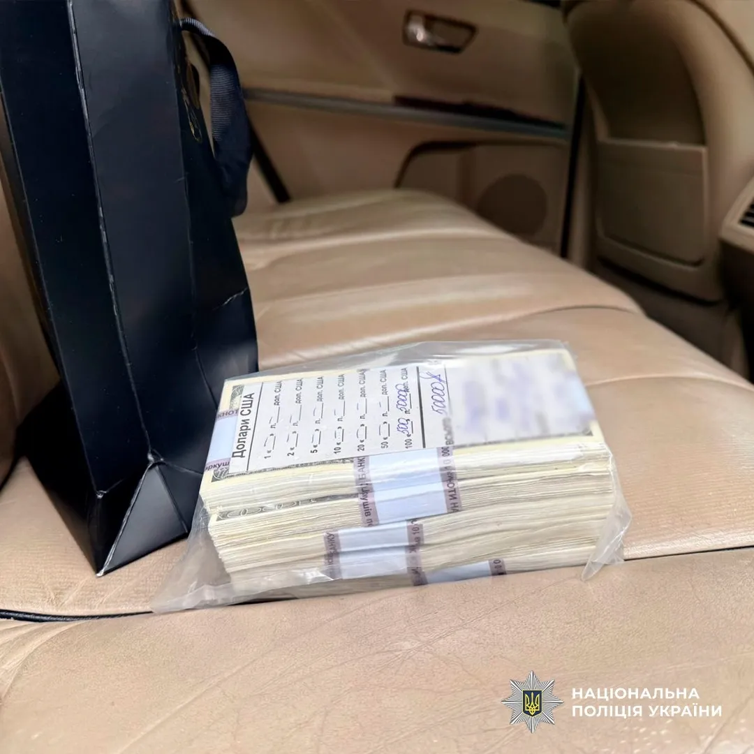 In Kyiv, the sale of counterfeit 100-dollar bills at half price was exposed.