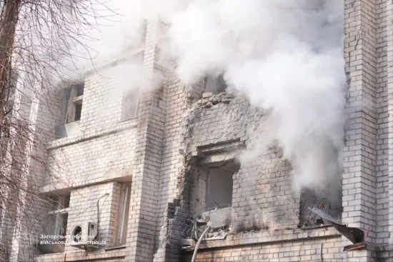 Російські дрони двіччі атакували Запоріжжя: під ударом пологовий будинок, серед поранених жінки та дитина