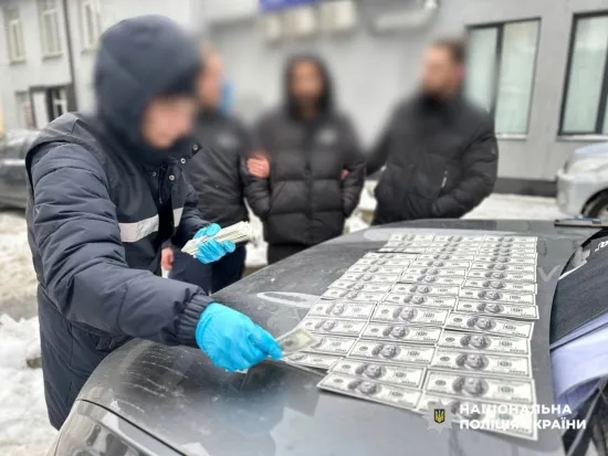 У Києві затримали чоловіка, який вимагав $37 тисяч за «вирішення питань» у ТЦК та суді