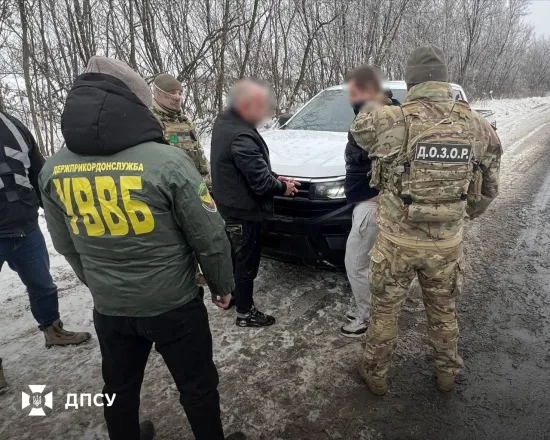 Прикордонники та ДБР викрили масштабну схему незаконного виїзду чоловіків за кордон на понад 1,5 мільйона доларів