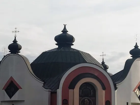 Польська поліція затримала зловмисника, який кілька днів тому зрізав хрест із головного купола Української греко-католицької церкви