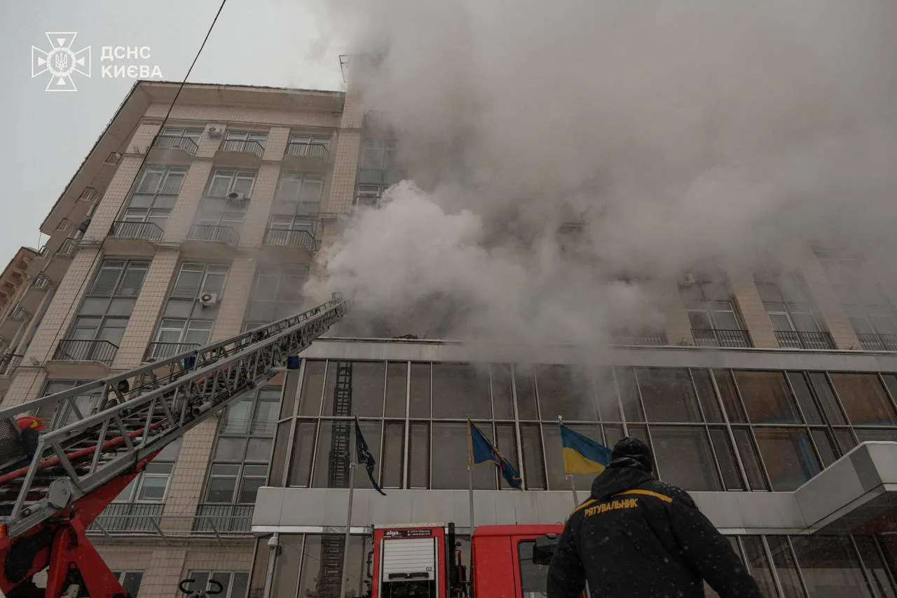 У центрі Києва ліквідували пожежу в готелі: евакуювали 57 людей