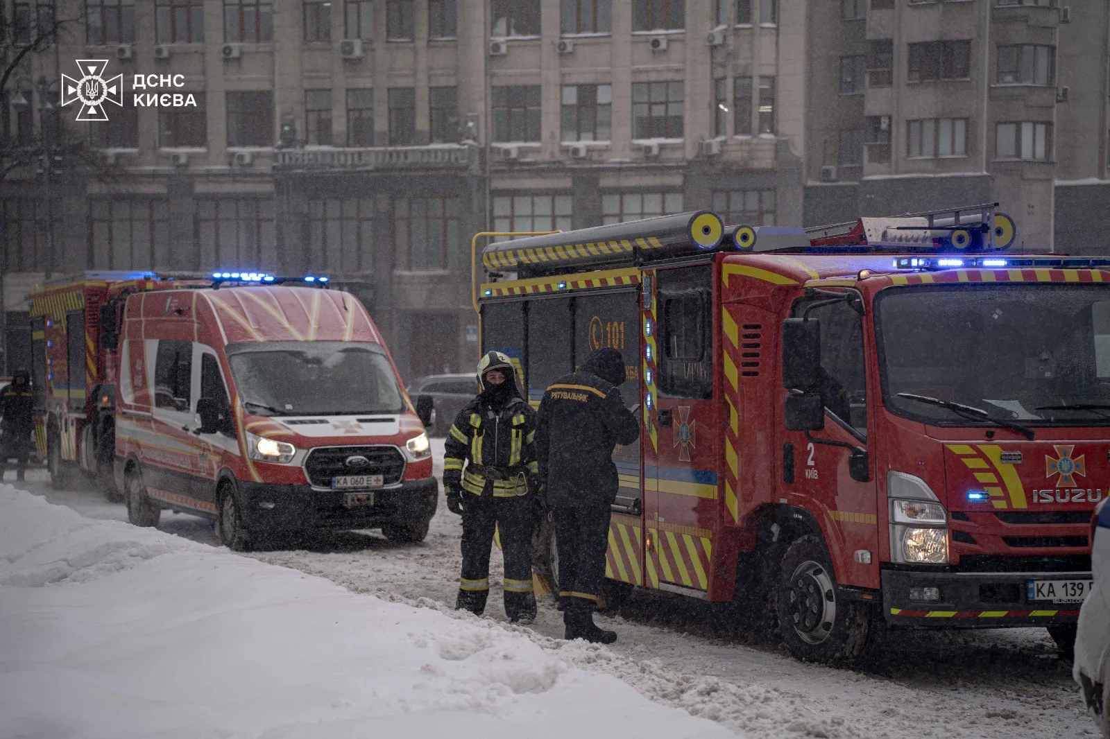 У центрі Києва ліквідували пожежу в готелі: евакуювали 57 людей