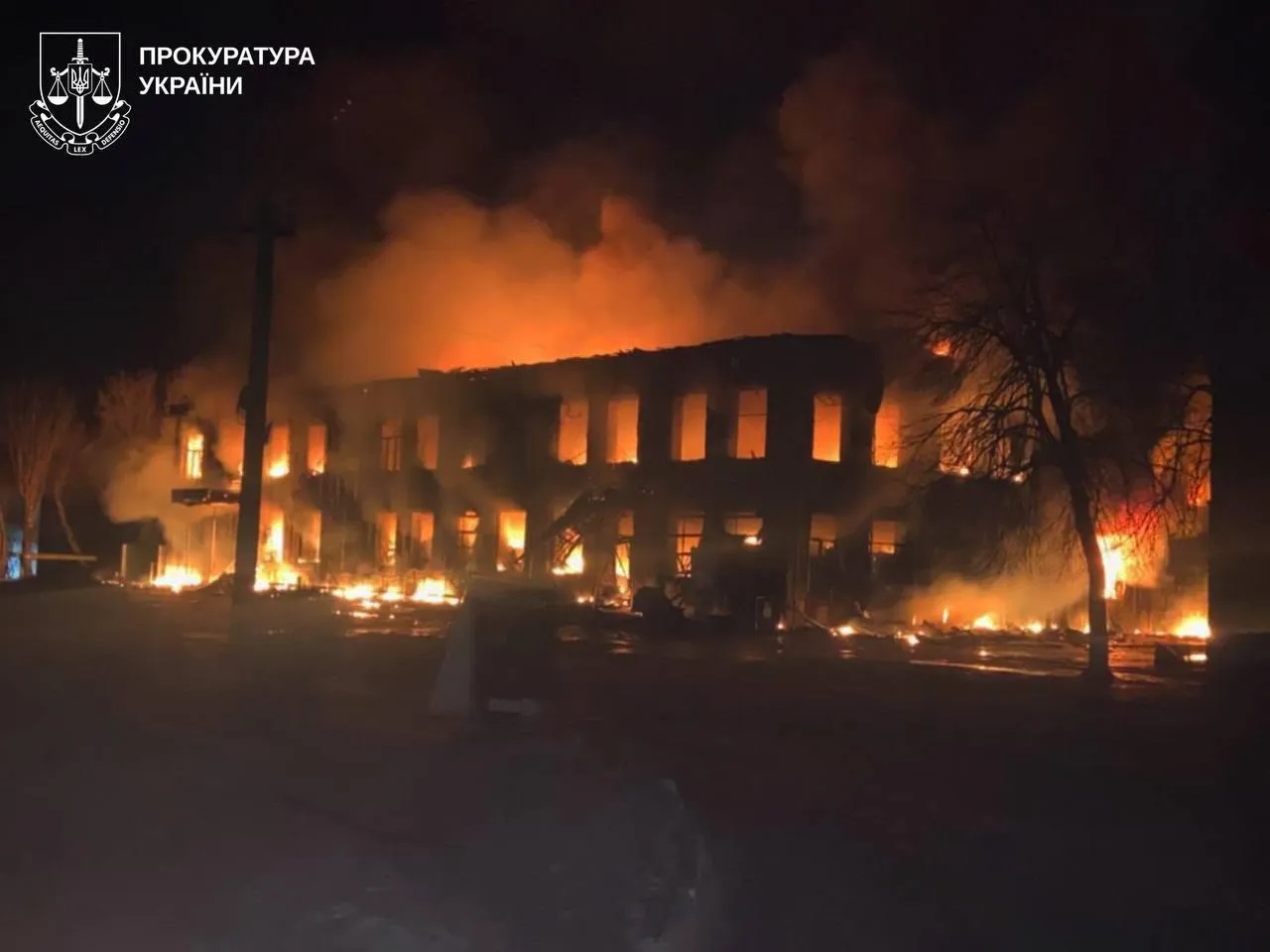 Російські війська вдарили по магазину в Барвінковому, серед постраждалих жінки та підлітки