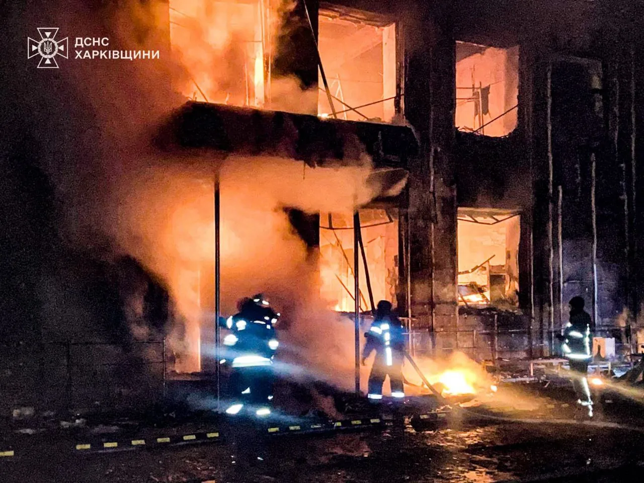 Російські війська вдарили по магазину в Барвінковому, серед постраждалих жінки та підлітки