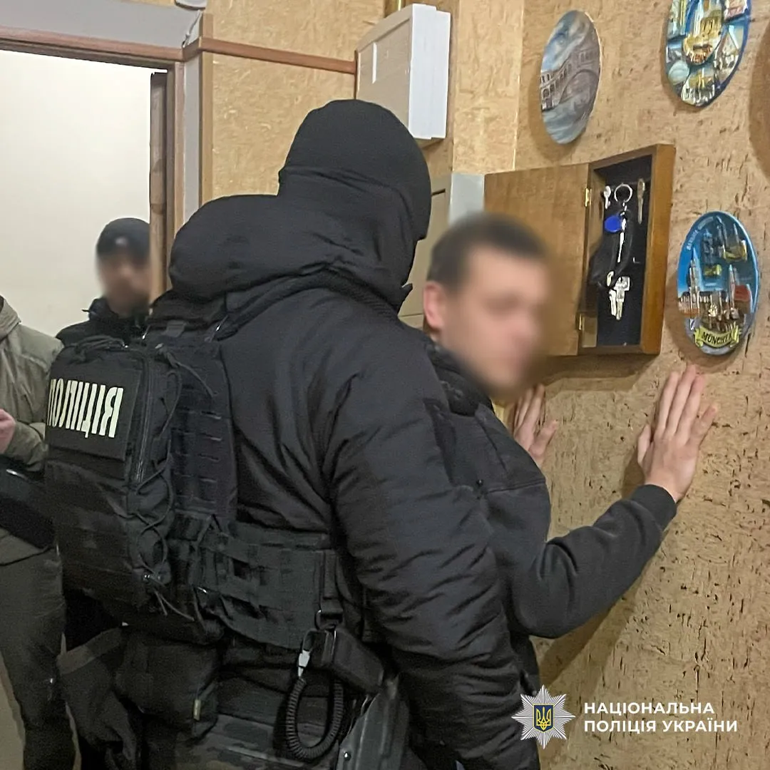 У Києві та області ліквідували міжнародний канал збуту кокаїну: затримано 16 учасників угруповання