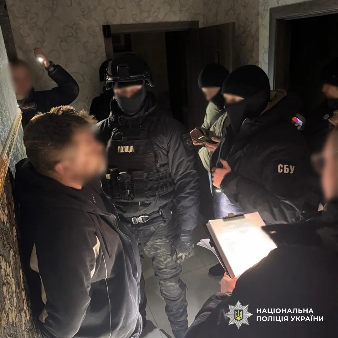 У Києві та області ліквідували міжнародний канал збуту кокаїну: затримано 16 учасників угруповання
