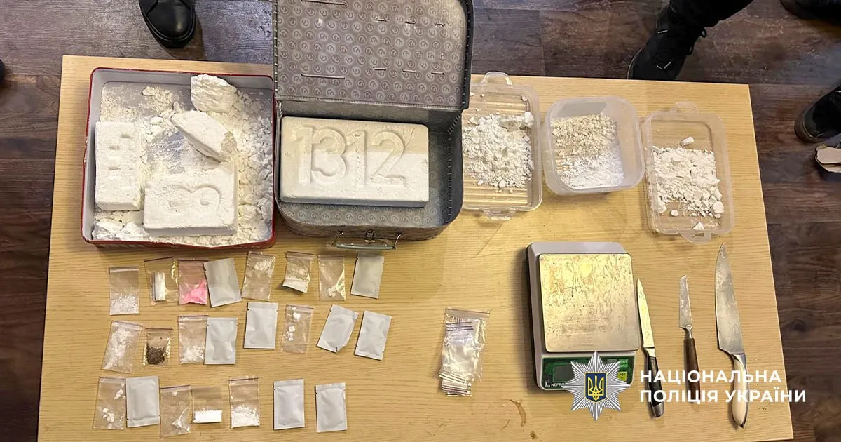 У Києві та області ліквідували міжнародний канал збуту кокаїну: затримано 16 учасників угруповання