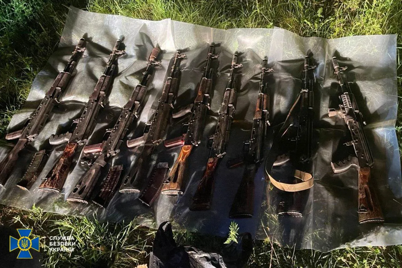 СБУ та Нацполіція затримали чотирьох підозрюваних у спробі продажу трофейної зброї