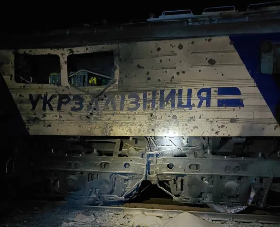 Дрон РФ поцілив у локомотив на Дніпропетровщині: поранено машиніста