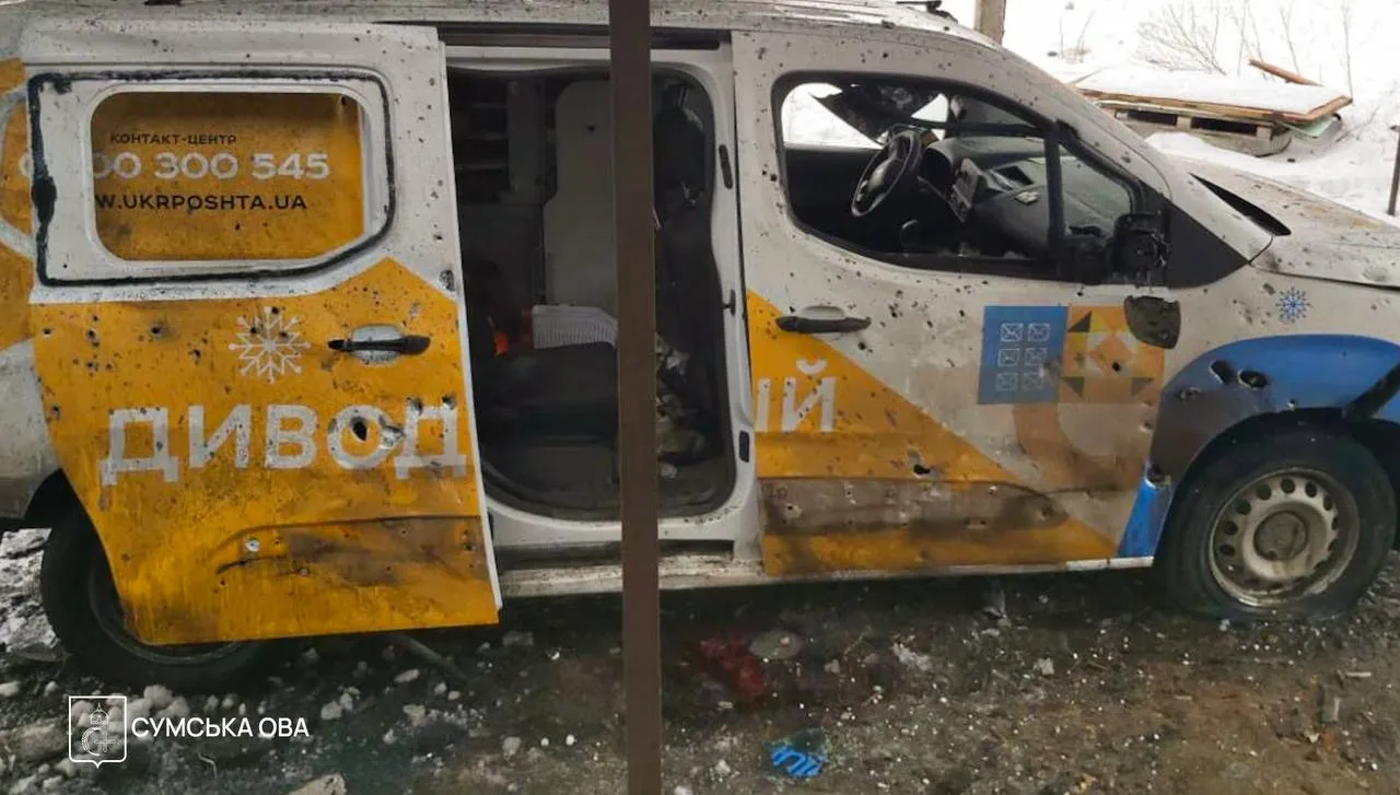 На Сумщині дрон РФ вдарив по авто Укрпошти: двоє поранених