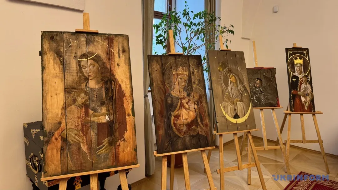 An exhibition of icons on ammunition boxes has opened in the Czech Senate