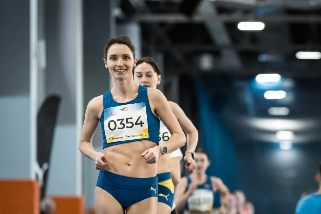 Lyudmila Oliyanovskaya set a world record in the 5000 m indoor race