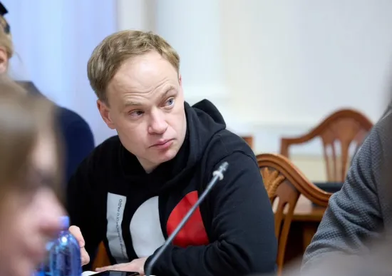 Голова Комітету ВР з питань свободи слова Ярослав Юрчишин, який був серед депутатів-підписантів законопроєкту, що обмежує свободу слова, пояснив, що бачив у ньому «більше користі, ніж шкоди»