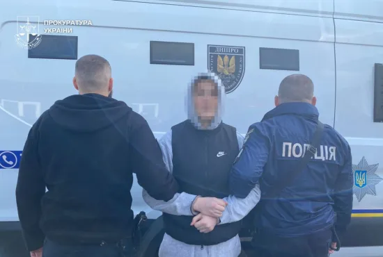 З Польщі до України екстрадували чоловіка, якого підозрюють у створенні злочинної організації та виготовленні особливо небезпечних наркотиків