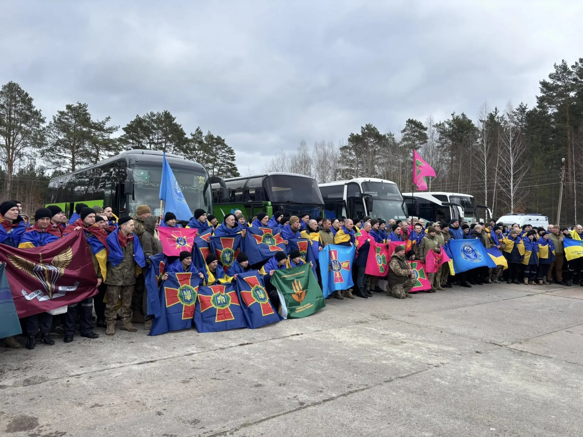 В Україну з російського полону повернулися 200 військових у межах домовленостей у Женеві