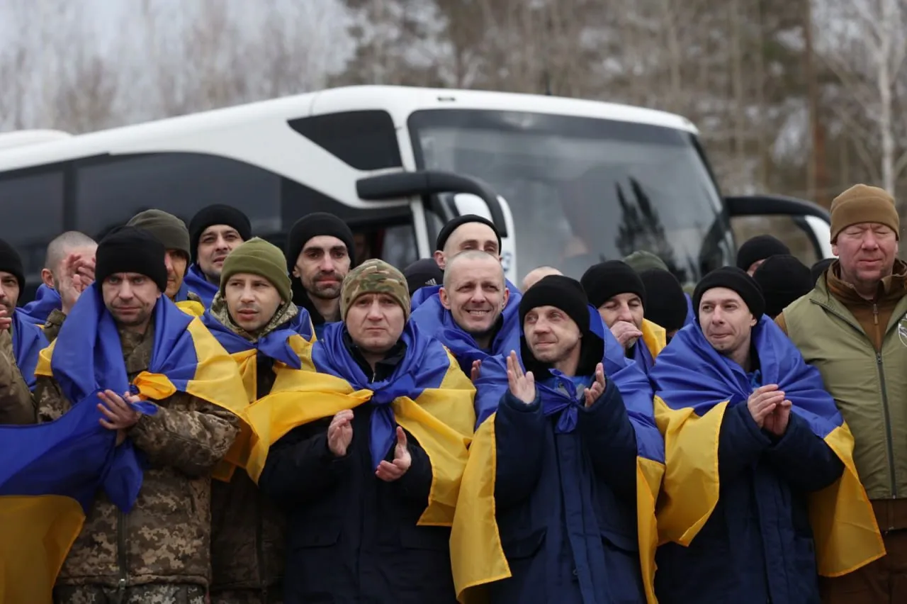 В Україну з російського полону повернулися 200 військових у межах домовленостей у Женеві