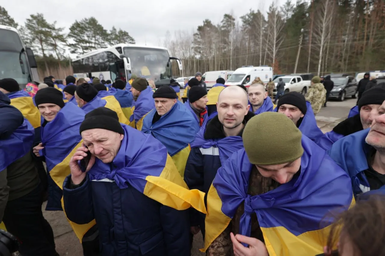 В Україну з російського полону повернулися 200 військових у межах домовленостей у Женеві