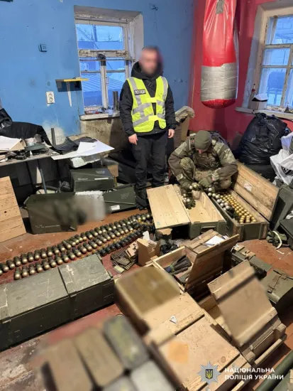СБУ та Нацполіція викрили вісьмох осіб, підозрюваних у незаконній торгівлі зброєю
