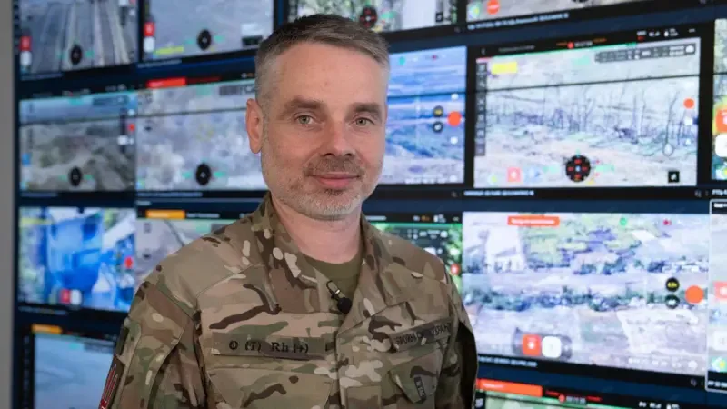 In the photo: Yuriy Myronenko demonstrates how AI analyzes frontline data in real-time (BBC Ukraine).