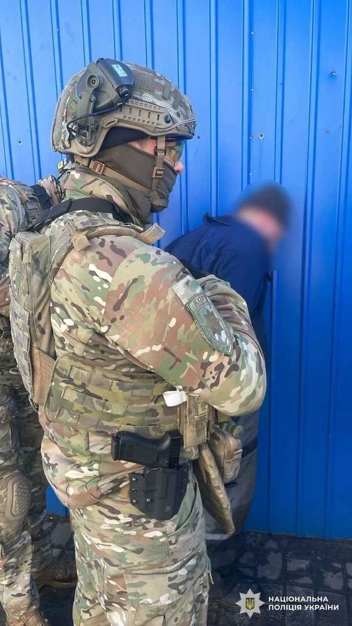 СБУ та Нацполіція викрили вісьмох осіб, підозрюваних у незаконній торгівлі зброєю