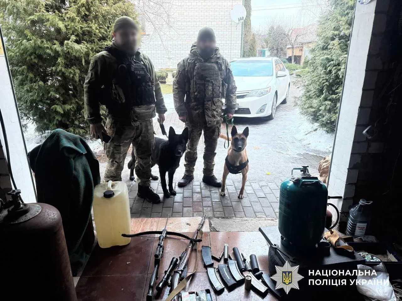 СБУ та Нацполіція викрили вісьмох осіб, підозрюваних у незаконній торгівлі зброєю