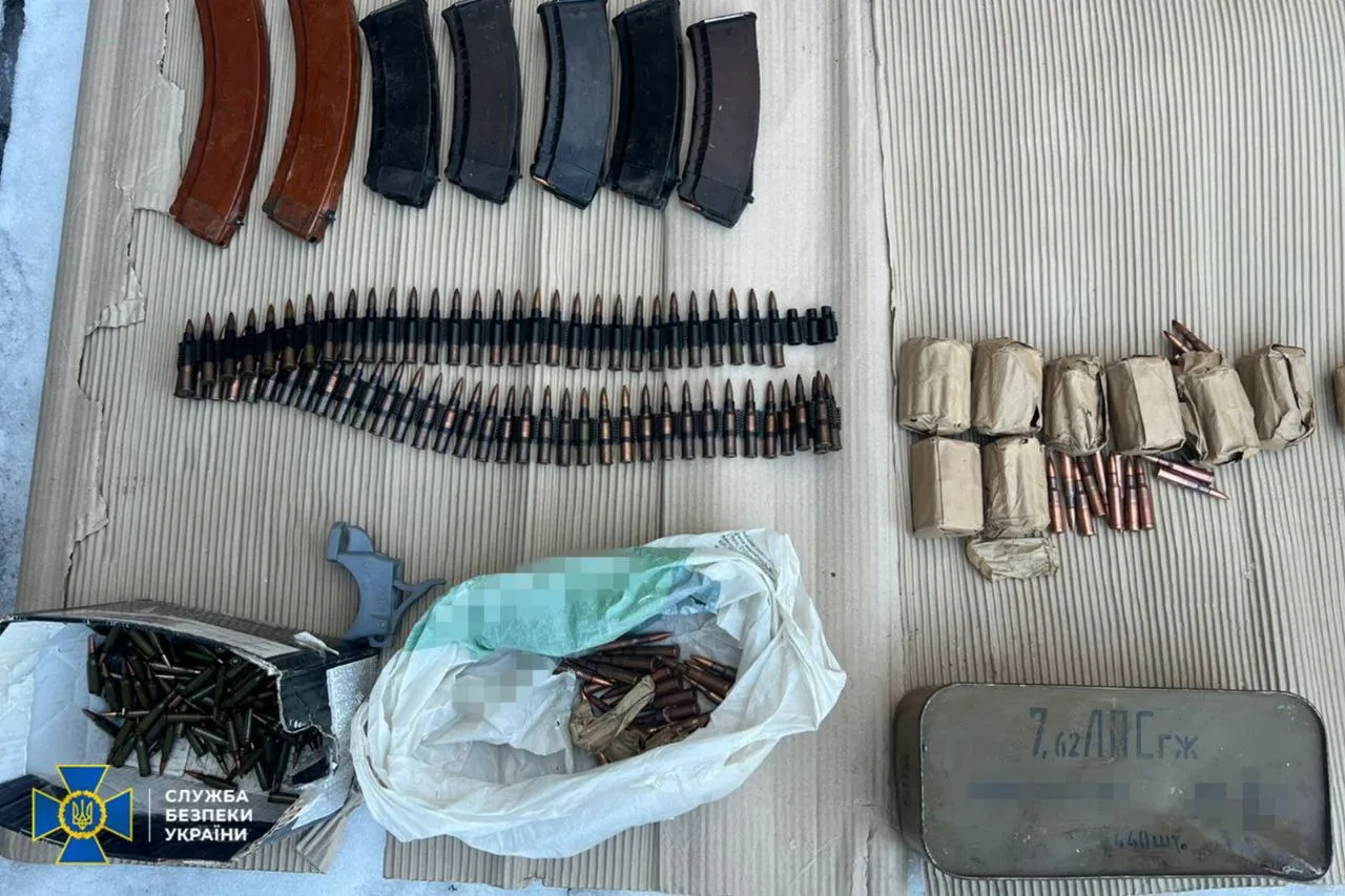 СБУ та Нацполіція викрили вісьмох осіб, підозрюваних у незаконній торгівлі зброєю