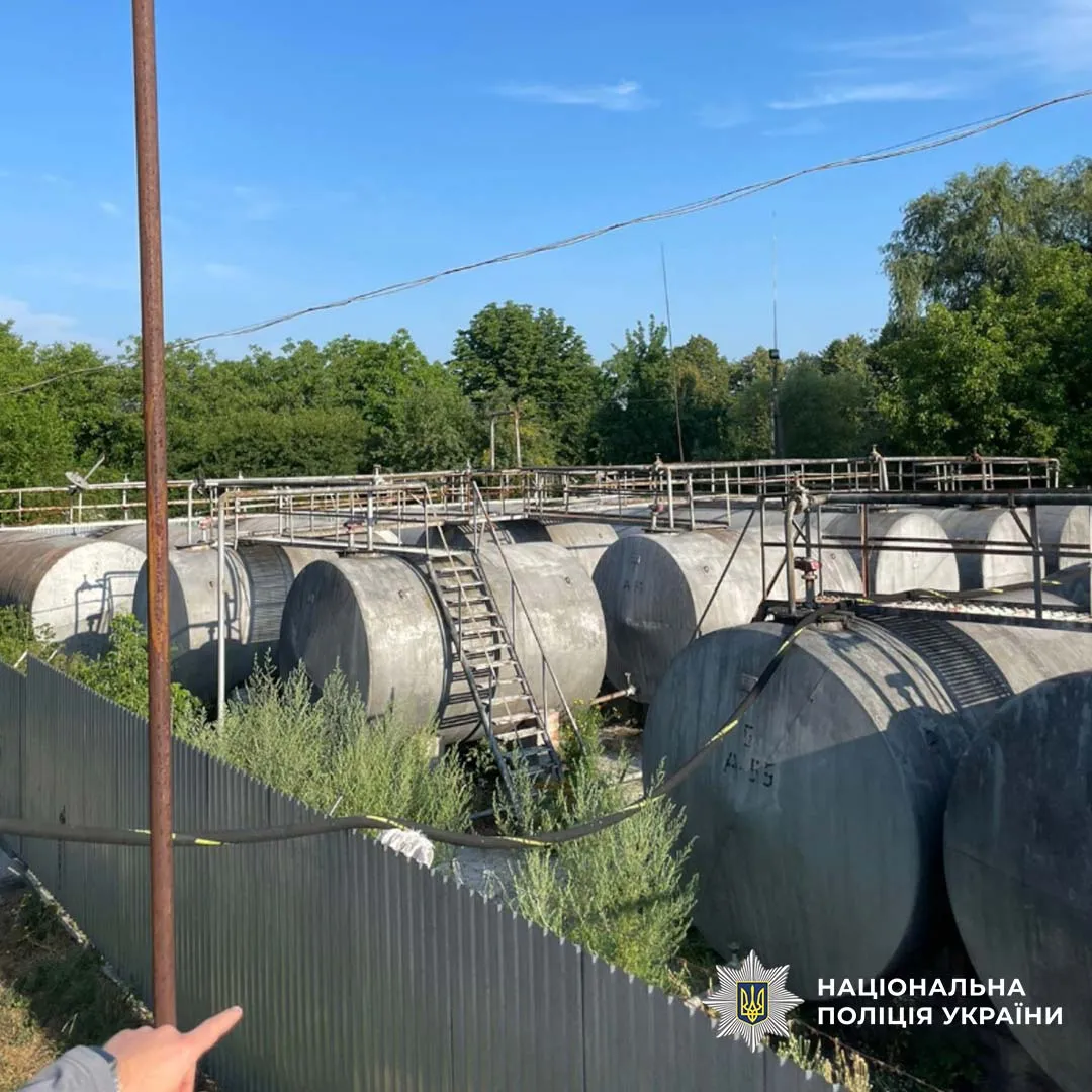 На Київщині повідомили про підозру організатору підпільного мінінафтозаводу
