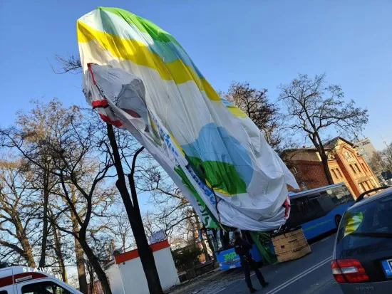 In Poland, a hot air balloon crashed into a house, causing casualties