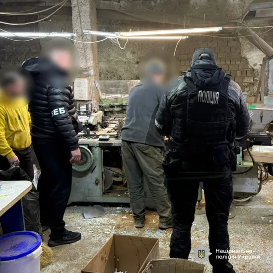 У Чернівецькій області викрили підпільну фабрику з виробництва цигарок