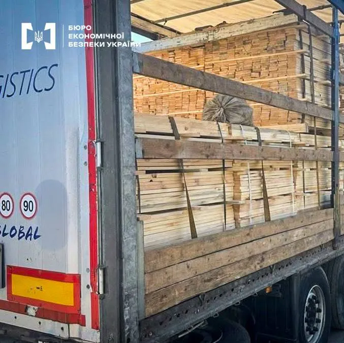 An attempt to illegally export pine lumber through the Tisa checkpoint was stopped in Transcarpathia