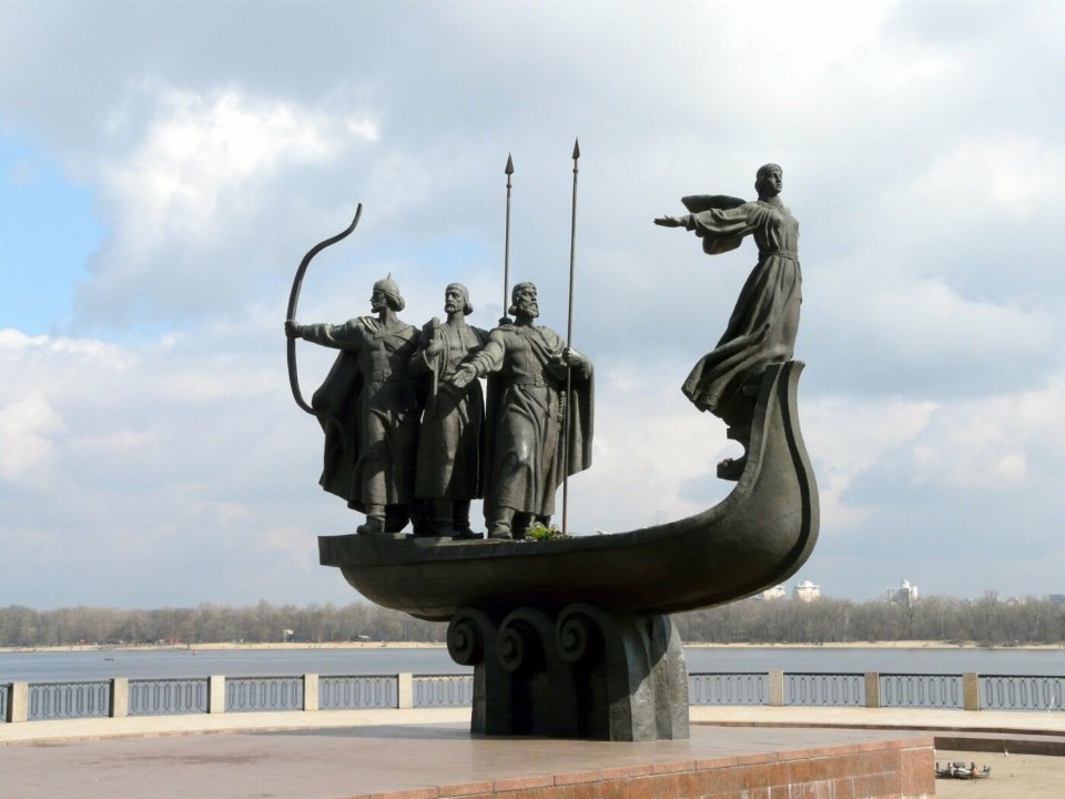 Пам'ятник засновникам Києва. Він розташований на території Наводницького парку на березі Дніпра